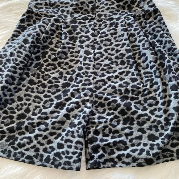 👚(bundle 4 items w/👚for $16) black and gray cheetah print sleeper shorts - Picture 4 of 5